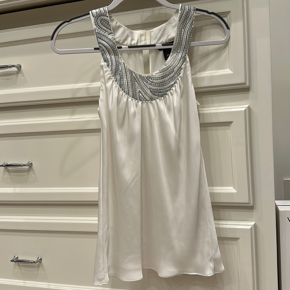 White House Black Market white satin sequined top - size XXS - EUC 🖤🤍✨